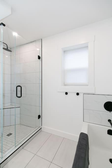 Lovely 1 Bedroom Suite Near Town Victoria Eksteriør bilde